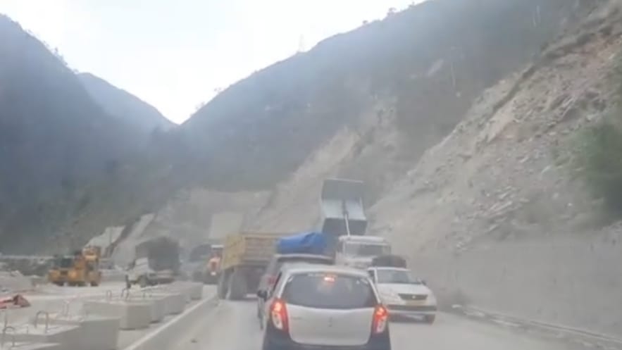 Vehicular traffic disrupts on NH -3 & NH-205 after Volvo struck on the Highway Vehicular traffic disrupts on NH -3 & NH-205 after Volvo struck on the Highway HIMACHAL HEADLINES
