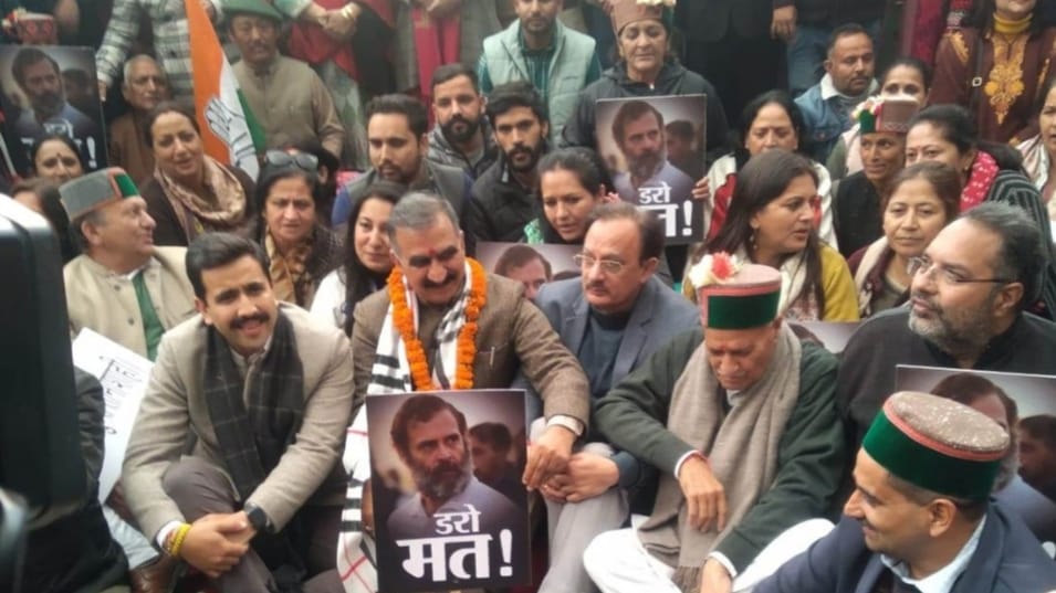 Himachal Pradesh Congress participated in Satyagraha in support of Rahul Gandhi at Ridge Shimla Himachal Pradesh Congress participated in Satyagraha in support of Rahul Gandhi at Ridge Shimla HIMACHAL HEADLINES