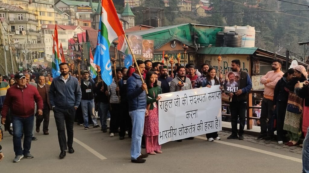 Disqualification of Rahul Gandhi NSUI protests in front of Statue of Mahatma Gandhi Disqualification of Rahul Gandhi NSUI protests in front of Statue of Mahatma Gandhi HIMACHAL HEADLINES