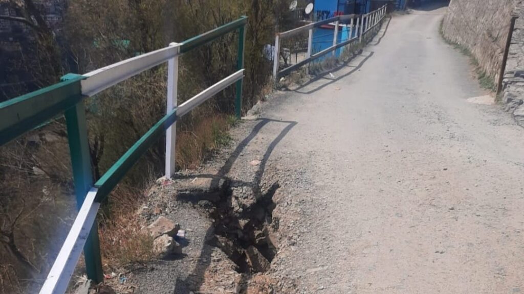 Ambulance road from lower Cemetery to Bhattakufer in a pathetic state HIMACHAL HEADLINES