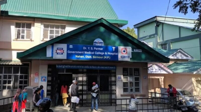 100 outsourced employees of Medical College Nahan at the mercy of God HIMACHAL HEADLINES