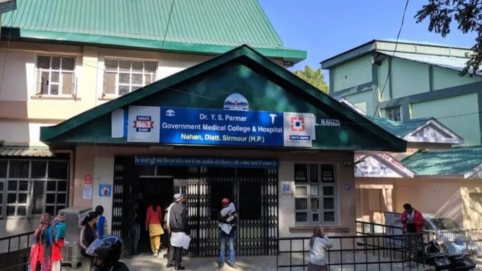 100 outsourced employees of Medical College Nahan at the mercy of God HIMACHAL HEADLINES