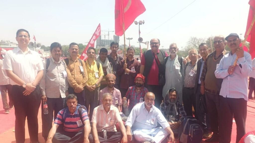 Thousands of laborers and farmers from Himachal Pradesh took part in a rally held at Ramlila Maidan Delhi HIMACHAL HEADLINES