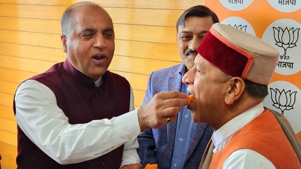 Dr. Bindal took charge - Jairam Thakur, Suresh Kashyap, and Pawan Rana congratulated him by feeding him laddoos Dr. Bindal took charge - Jairam Thakur, Suresh Kashyap, and Pawan Rana congratulated him by feeding him laddoos HIMACHAL HEADLINES