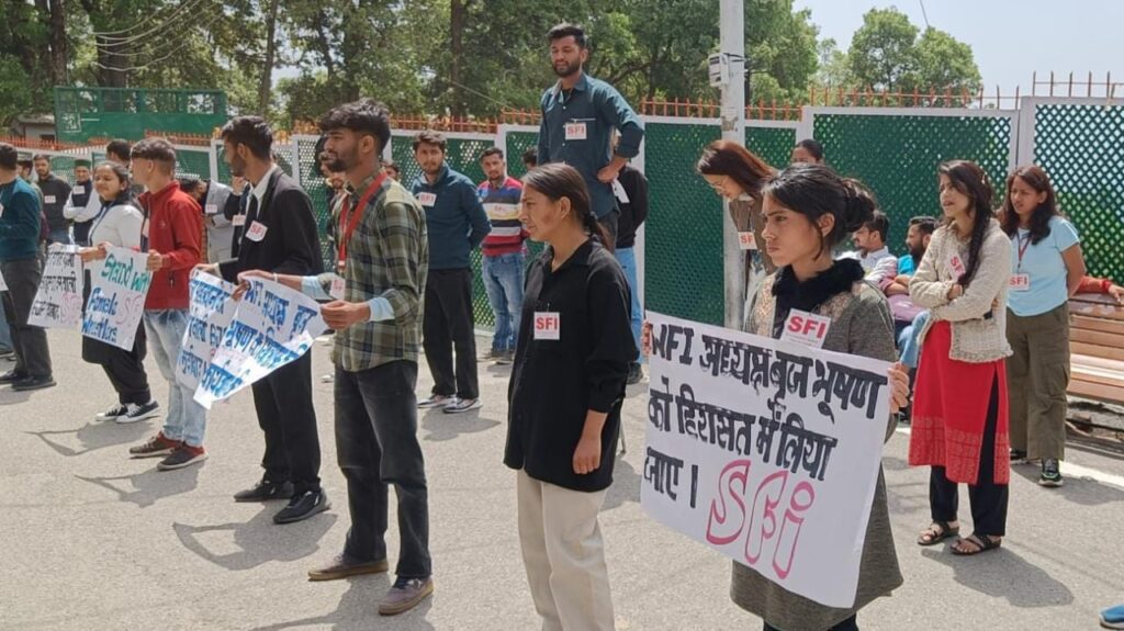 Solidarity with Indian Wrestlers- SFI stages 'dharna' HIMACHAL HEADLINES
