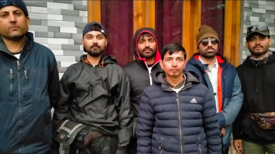 Ten tourists rescued from snow-affected areas of Himachal Ten tourists rescued from snow-affected areas of Himachal HIMACHAL HEADLINES