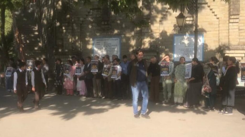 A Silent peace protest of Shimla Citizens & tourists in front of Mahatma Gandhi's Statue held in support of India's top wrestlers A Silent peace protest of Shimla Citizens & tourists in front of Mahatma Gandhi's Statue held in support of India's top wrestlers HIMACHAL HEADLINES
