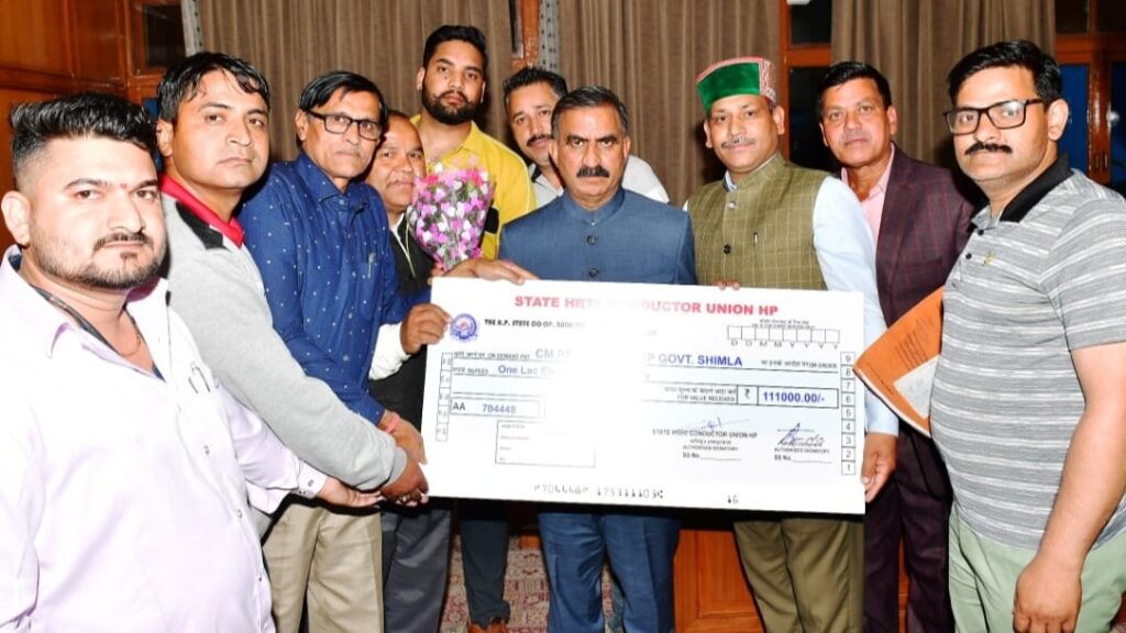 HRTC Conductor Union presented a cheque of one lakh eleven thousand rupees to CM relief fund HIMACHAL HEADLINES