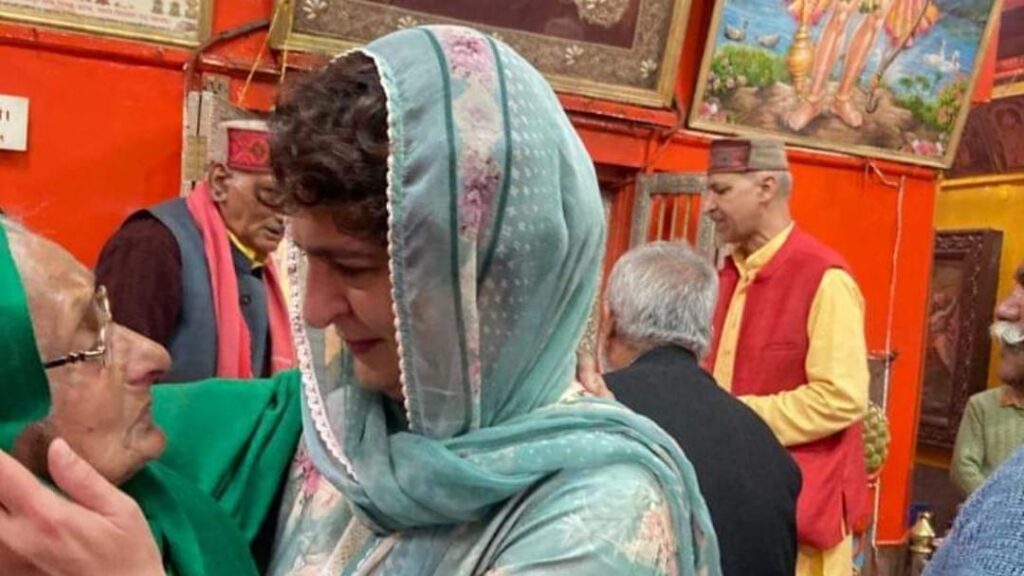 Priyanka Gandhi visits Hanuman Jakhu Temple at Shimla Priyanka Gandhi visits Hanuman Jakhu Temple at Shimla HIMACHAL HEADLINES