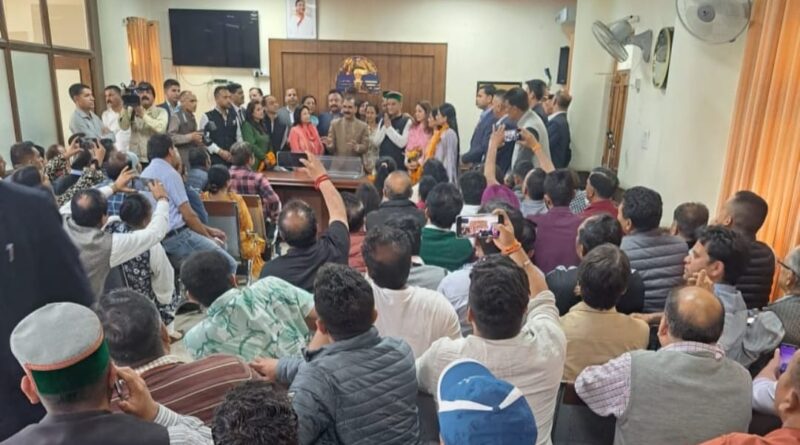 District admin failed to maintain sanctity of Shimla MC Holiganism in meeting, media manhandled  HIMACHAL HEADLINES