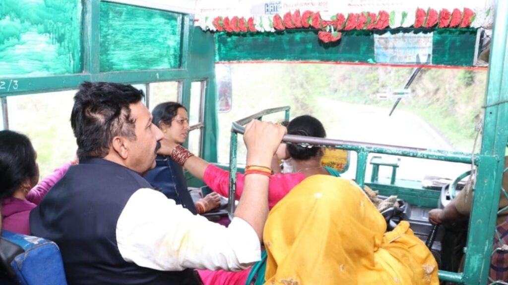 Dy CM boards HRTC bus to know about public problems Dy CM boards HRTC bus to know about public problems HIMACHAL HEADLINES
