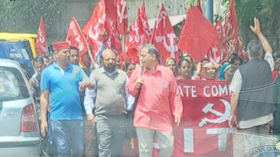 Thousands of MNREGA and construction workers surrounded the Himachal Pradesh secretariat Thousands of MNREGA and construction workers surrounded the Himachal Pradesh secretariat HIMACHAL HEADLINES