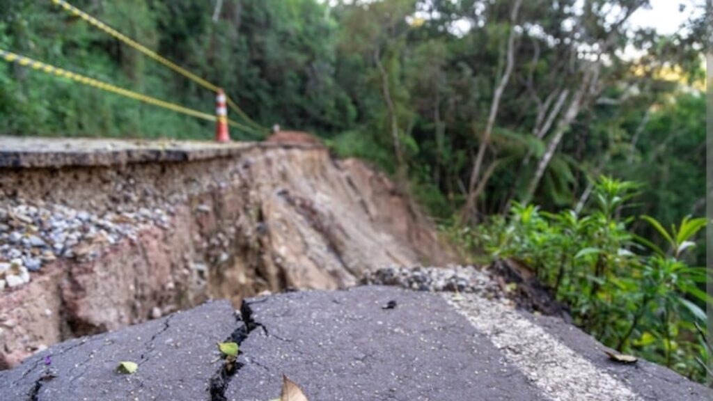 Landslide blocks Samdhu -Kaza-Grampu road in Lahaul-Spiti HIMACHAL HEADLINES