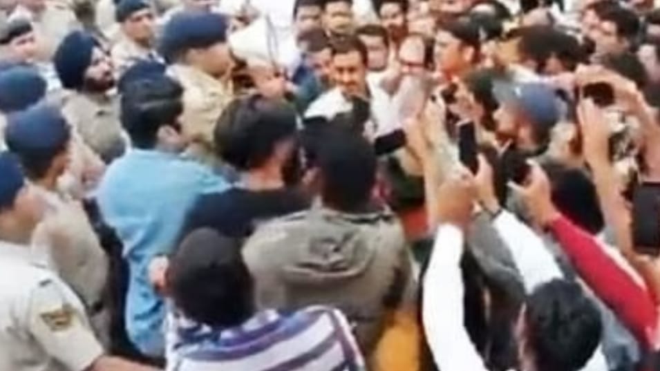 There is an atmosphere of tension after the Monhar massacre in Bhandal valley of Saloni There is an atmosphere of tension after the Monhar massacre in Bhandal valley of Saloni HIMACHAL HEADLINES