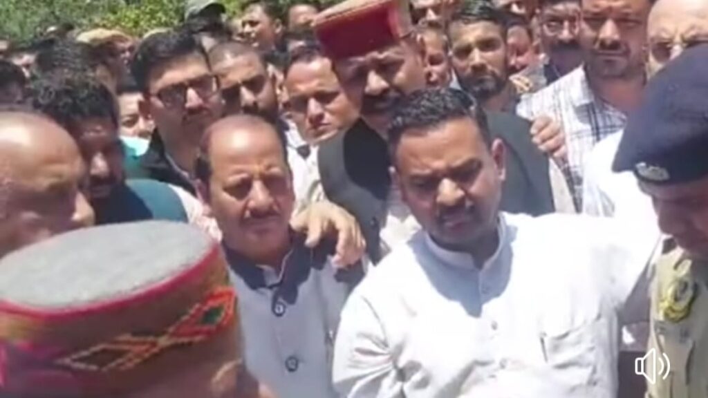 Video of police allowing the BJP leader to meet the victim's family member has gone viral Video of police allowing the BJP leader to meet the victim's family member has gone viral HIMACHAL HEADLINES
