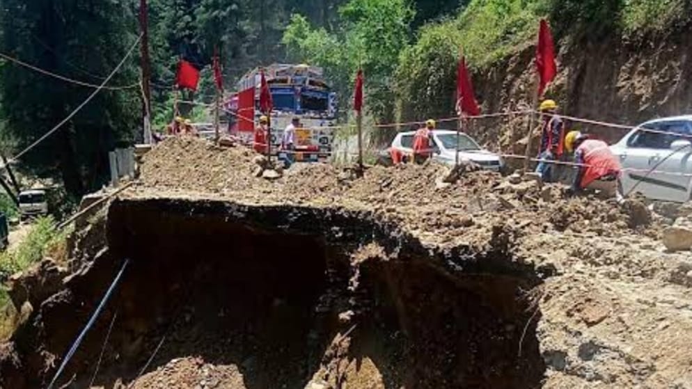 Hindustan-Tibet National Highway disrupted by a Landslide - Daunting task for Administration to open road before Apple season HIMACHAL HEADLINES