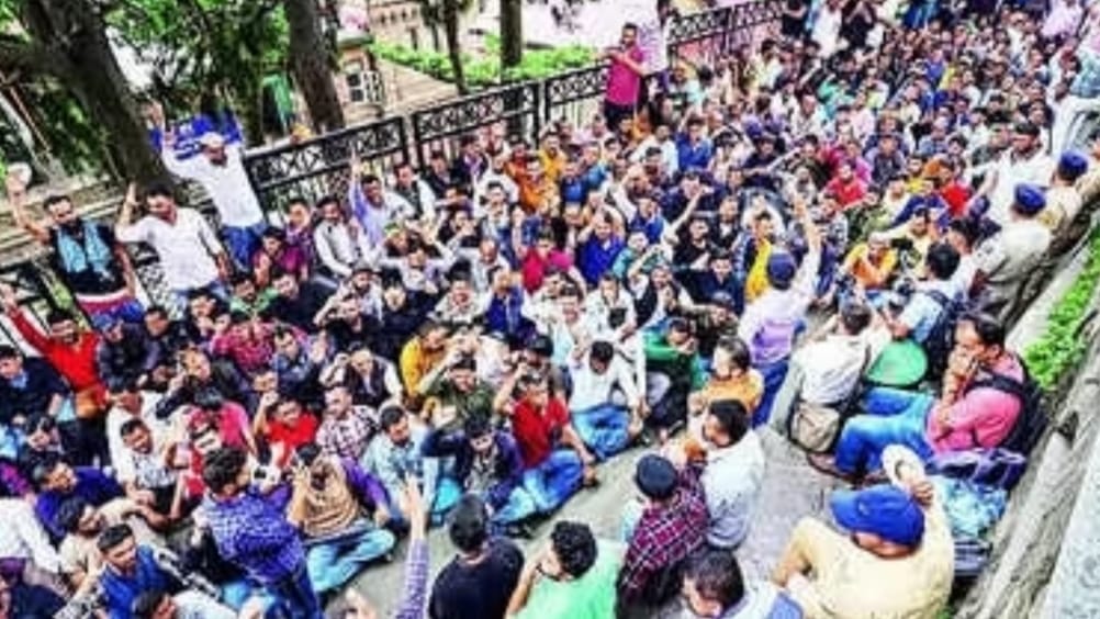 Protest against Sukhu Government Cabinet Minister by Sirmaur Taxi Union   HIMACHAL HEADLINES