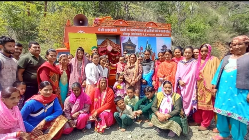 People visiting Ramdarbar chariot from Ayodhya People visiting Ramdarbar chariot from Ayodhya HIMACHAL HEADLINES