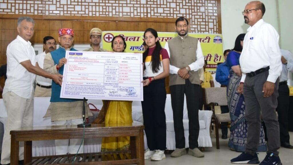 Governor presented cheques to orphans by Red Cross Society Mandi Governor presented cheques to orphans by Red Cross Society Mandi HIMACHAL HEADLINES