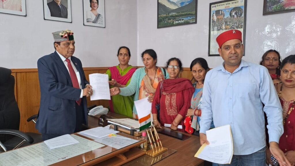 Anganwadi Workers, Helpers and CITU handed over a twenty-three-point demand letter to Dr Dhani Ram Shandil HIMACHAL HEADLINES