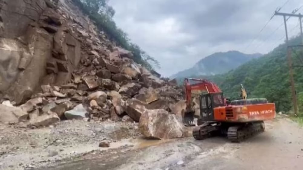 National Highway 205 declared unsafe, Vehicular traffic divert through alternate routes National Highway 205 declared unsafe, Vehicular traffic divert through alternate routes HIMACHAL HEADLINES