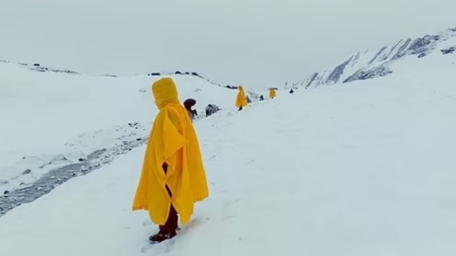 Manhunt continues to evacuate 300 stranded tourists in unseasonal snowfall at Lahaul Spiti HIMACHAL HEADLINES