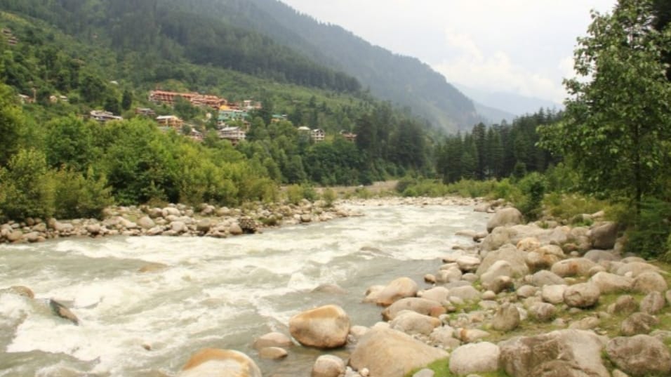A car carrying four people fell down in Satluj River near Nogli in Shimla District A car carrying four people fell down in Satluj River near Nogli in Shimla District HIMACHAL HEADLINES
