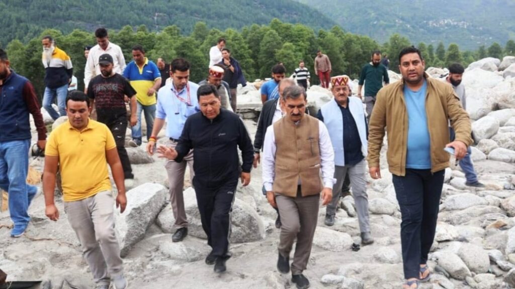 Sukhu conducts aerial survey of Chandertal and Losar, Around 25K tourists moved out of Kullu HIMACHAL HEADLINES