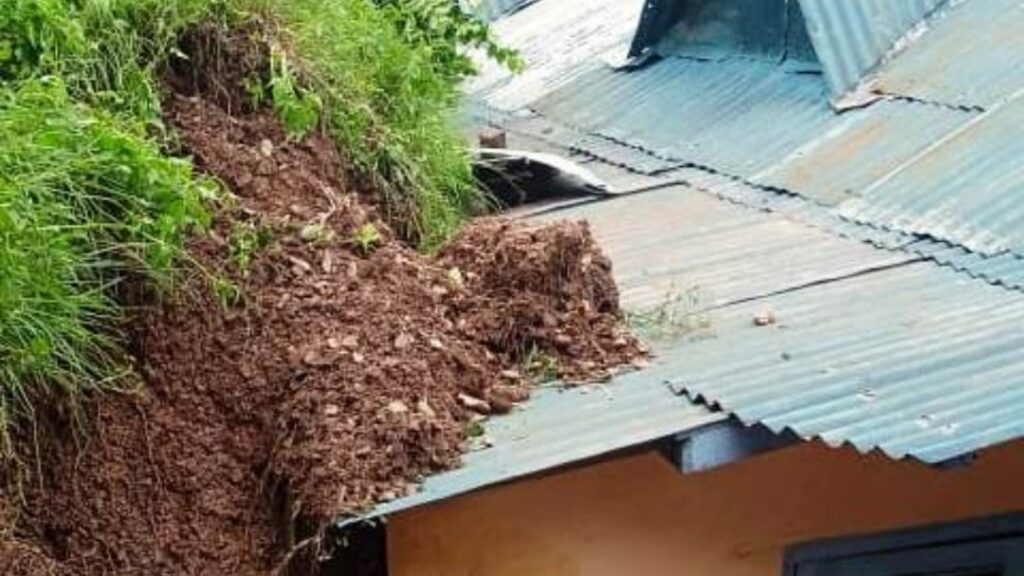 The administration gave immediate relief of 20 thousand to Nitesh Kumar after his house was damaged The administration gave immediate relief of 20 thousand to Nitesh Kumar after his house was damaged HIMACHAL HEADLINES
