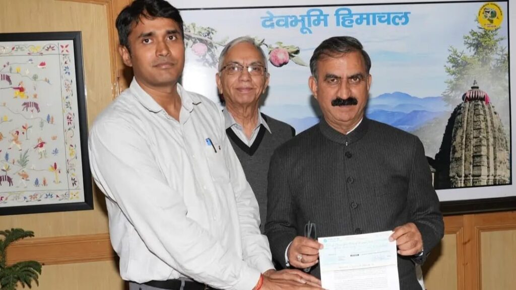 Hydro Power Producers presented a check of Rs.5 lakh to CM Sukhu HIMACHAL HEADLINES