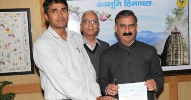 Hydro Power Producers presented a check of Rs.5 lakh to CM Sukhu HIMACHAL HEADLINES