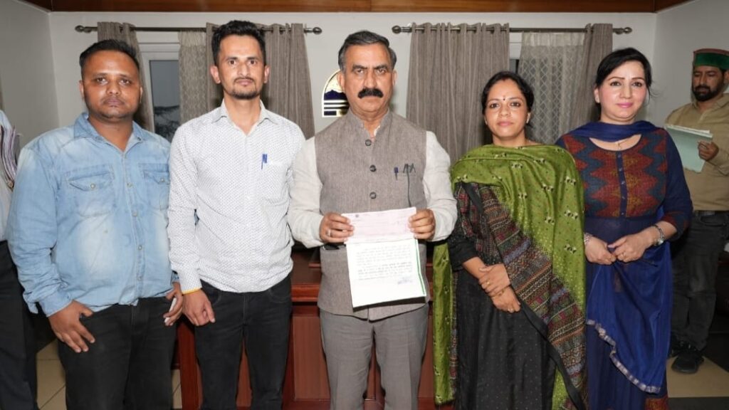 Outsourced Employees Union of Construction Workers presented a cheque of Rs. 71 thousand to CM Sukhu HIMACHAL HEADLINES