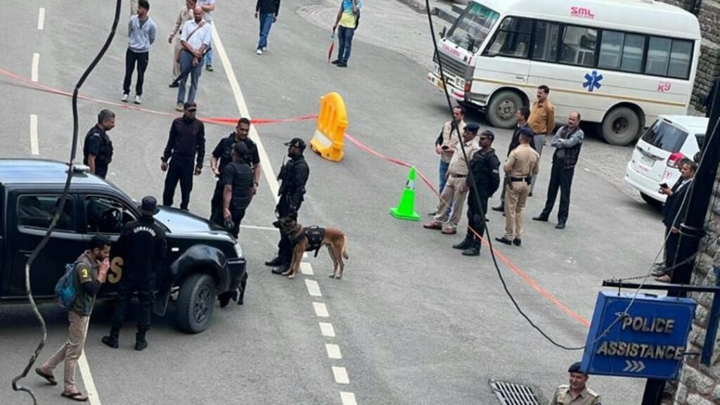 NSG commando cordon off food eatery blast site at Mall Road Shimla HIMACHAL HEADLINES