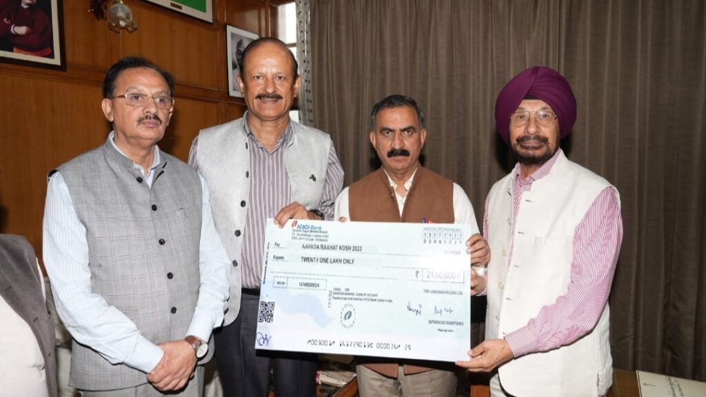 Vardhman presented a check of Rs 21 lakh to Sukhu for ARK 2023 Vardhman presented a check of Rs 21 lakh to Sukhu for ARK 2023 HIMACHAL HEADLINES