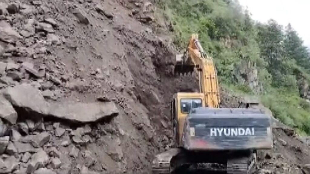 Old Hindustan Tibet NH-5 & NH 305 were disrupted due to monsoon rains Old Hindustan Tibet NH-5 & NH 305 were disrupted due to monsoon rains HIMACHAL HEADLINES