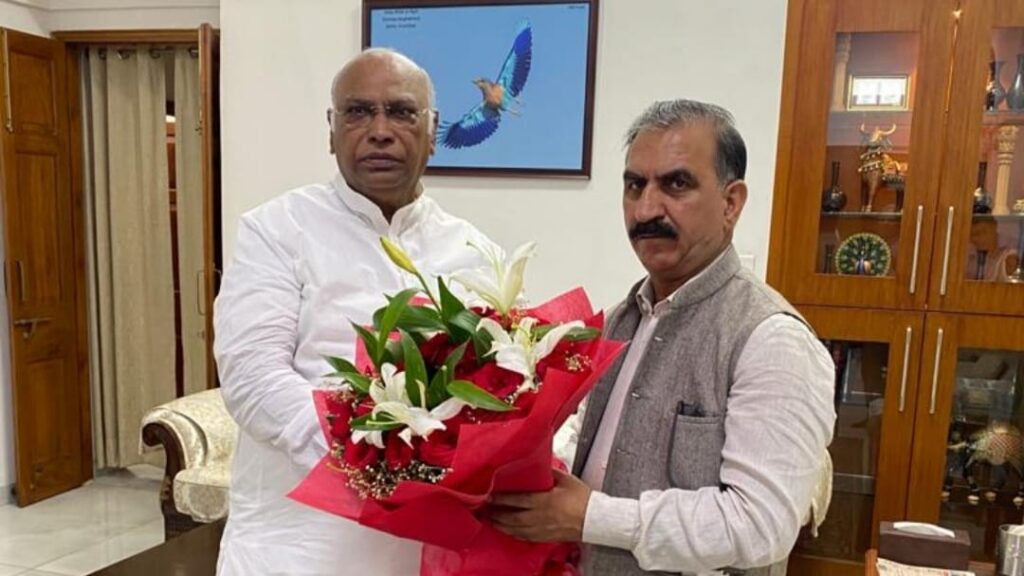 Sukhu briefs Mallikarjun Kharge about the losses in Himachal due to torrential rains Sukhu briefs Mallikarjun Kharge about the losses in Himachal due to torrential rains HIMACHAL HEADLINES