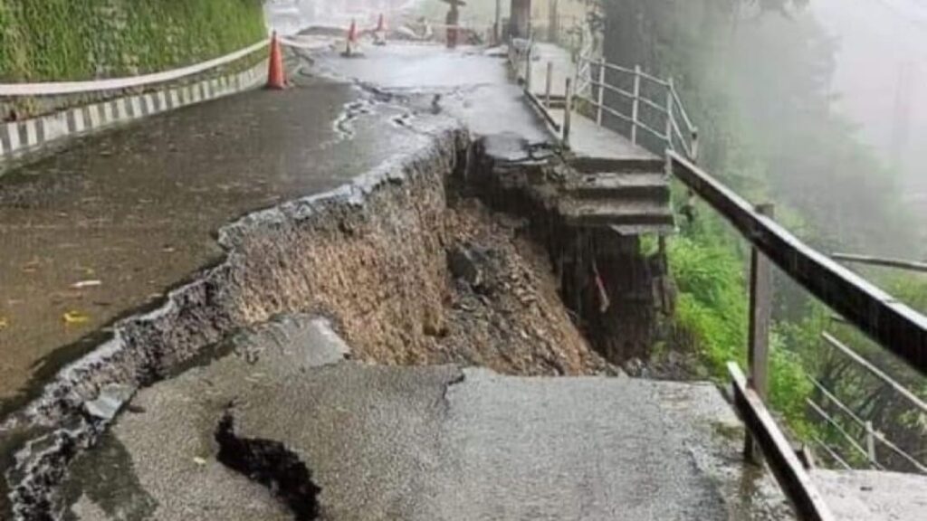 Slight relief from the rain helps in relief and restoration work in Himachal   HIMACHAL HEADLINES
