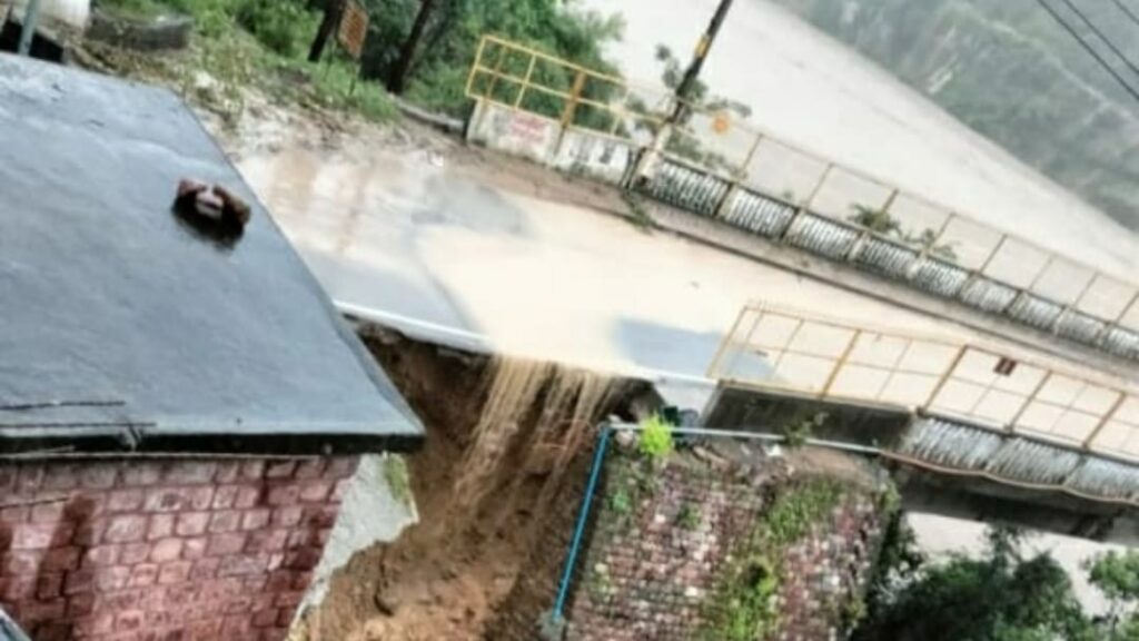 Widespread rain creates havoc in Hamirpur district of Himachal HIMACHAL HEADLINES