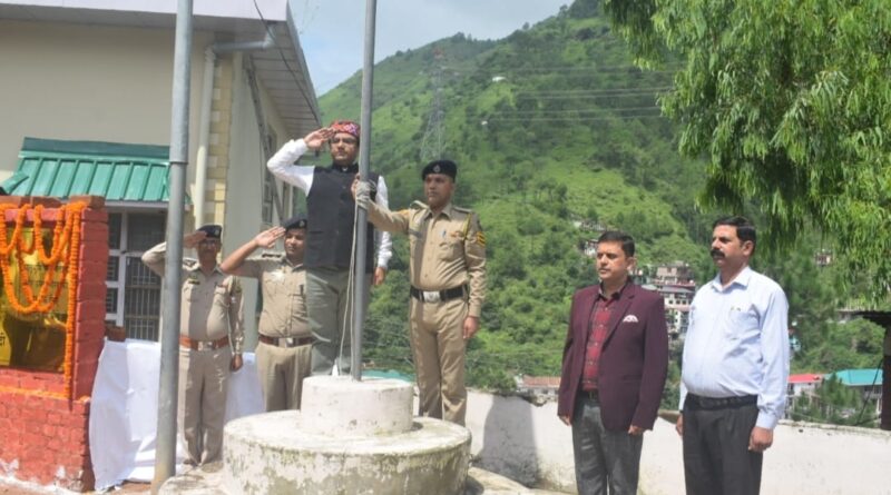 SDM hoisted the tricolor in Rajgarh on the occasion of Independence Day HIMACHAL HEADLINES