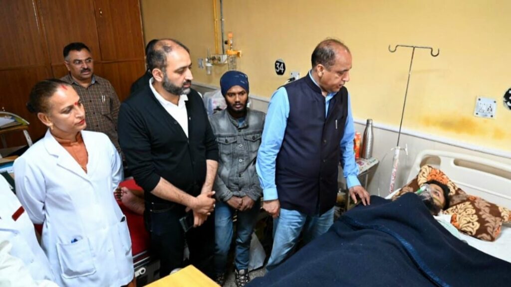 Jairam visits Krishna Nagar and inquired about well being of refugees HIMACHAL HEADLINES