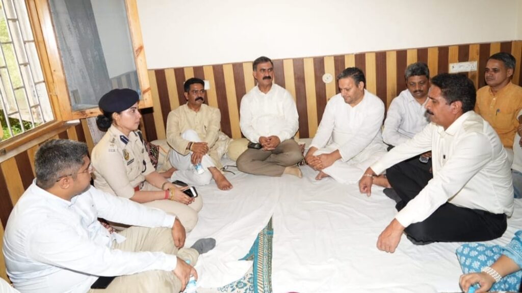 CM Sukhu condoles the demise of the Mother of Congress leader Pawan Thakur HIMACHAL HEADLINES