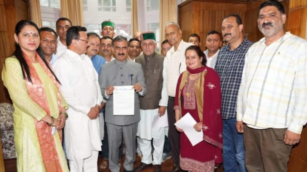 Pachhad Congress gave its contribution of 2.21 lakhs to the CM Relief Fund Pachhad Congress gave its contribution of 2.21 lakhs to the CM Relief Fund HIMACHAL HEADLINES