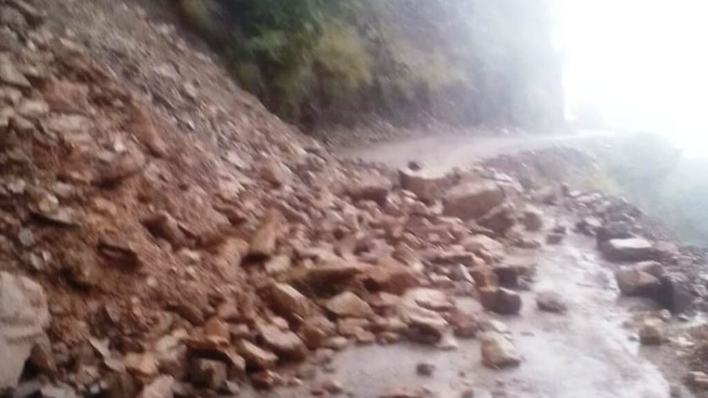 Major landslide & caving-in of NH-5 near Nigulasri Major landslide & caving-in of NH-5 near Nigulasri HIMACHAL HEADLINES