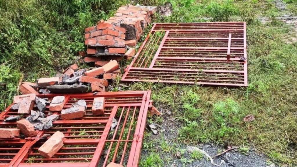 A child died on the spot due to falling under a construction gate in Dumaihar HIMACHAL HEADLINES
