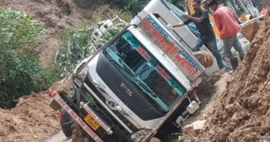Truck hit by heavy landslide near Sanaura HIMACHAL HEADLINES