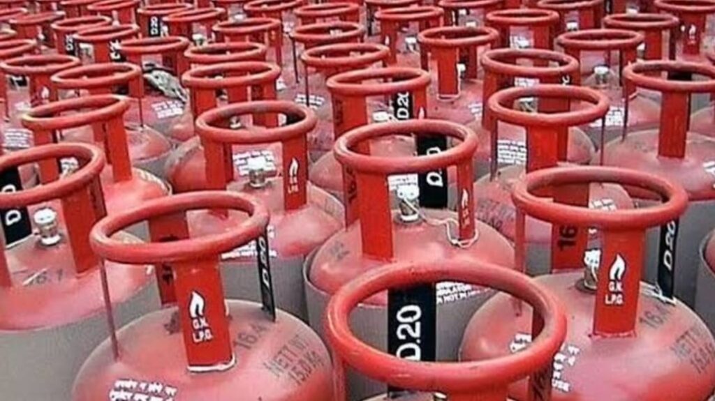 Central government reduces the price of domestic gas cylinder of 14.2 kg by Rs 200 Central government reduces the price of domestic gas cylinder of 14.2 kg by Rs 200 HIMACHAL HEADLINES
