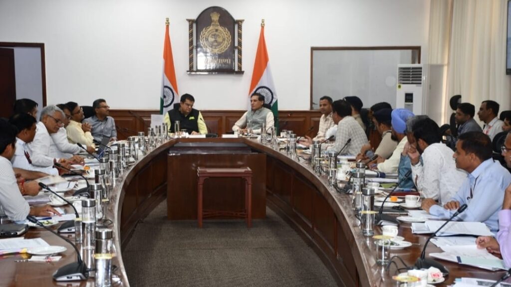 Prabodh Saxena discusses issues of mutual interest with his Punjab and Haryana counterparts HIMACHAL HEADLINES