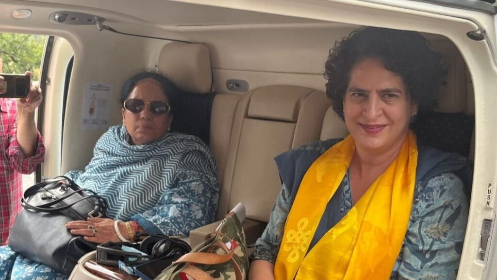 Pratibha accompanied Priyanka on her visit to Mandi parliamentary constituency HIMACHAL HEADLINES