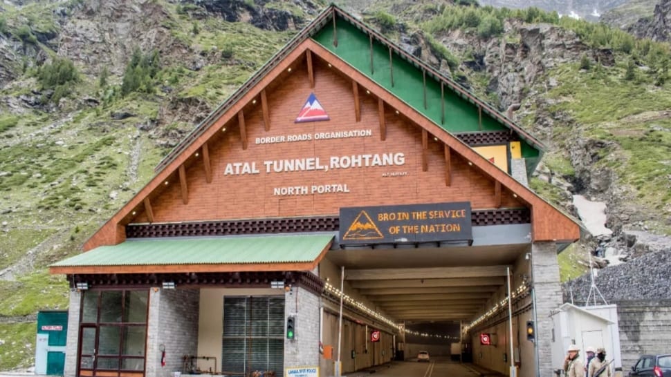 A sudden surge in vehicular traffic at Attal Tunnel Rohtang, Water leakage was reported in Aut Tunnel A sudden surge in vehicular traffic at Attal Tunnel Rohtang, Water leakage was reported in Aut Tunnel HIMACHAL HEADLINES