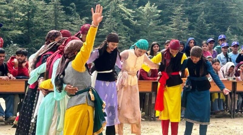 College students gave the message of cleanliness through street drama at Koti HIMACHAL HEADLINES